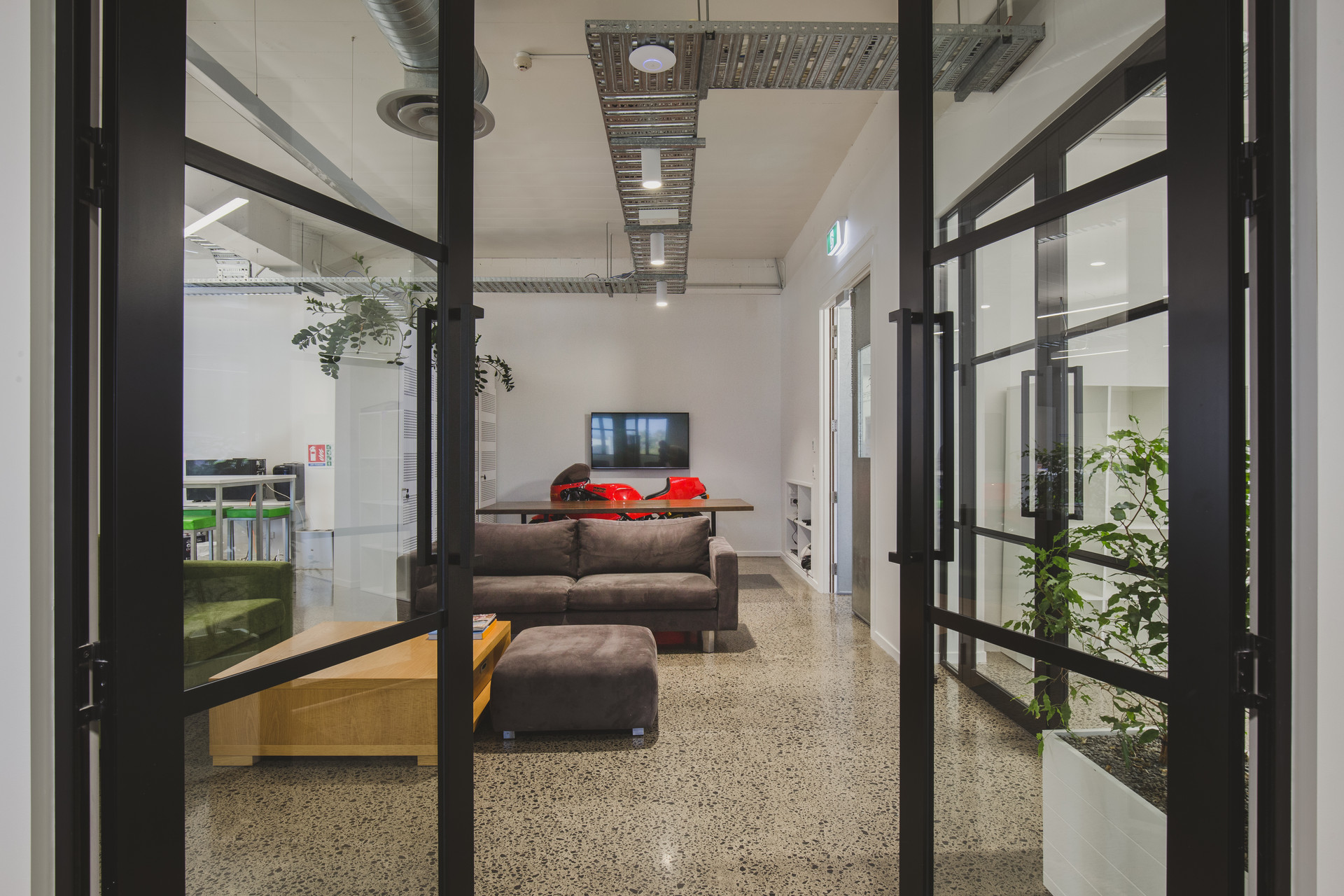 Glass partitioning system for open-plan offices